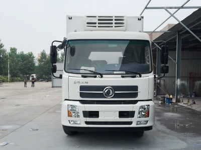 東風天錦6.1米冷藏車與高空作業(yè)車 專業(yè)領(lǐng)域的可靠伙伴